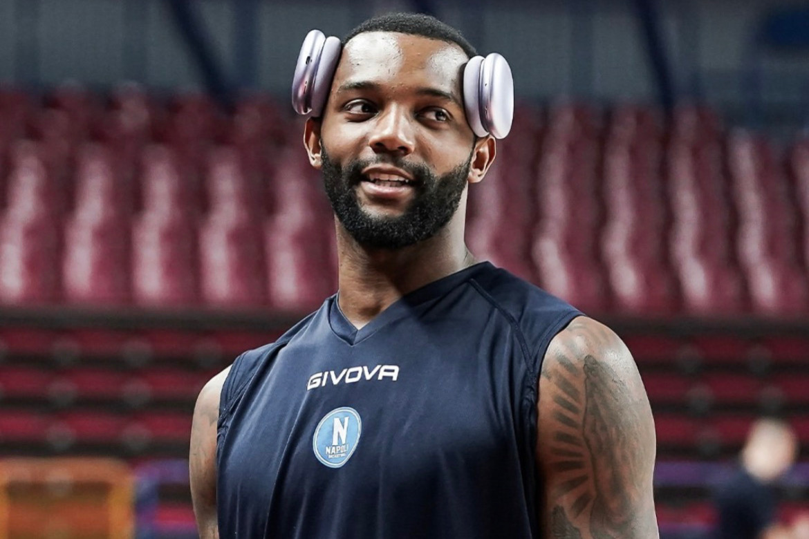 Aamir Simms si riscalda prima della sfida contro Venezia