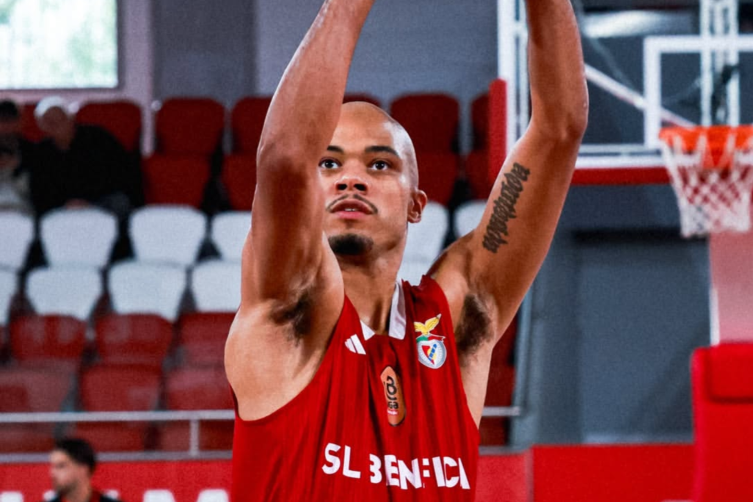 Geno Crandall mentre gioca una partita con il Benfica